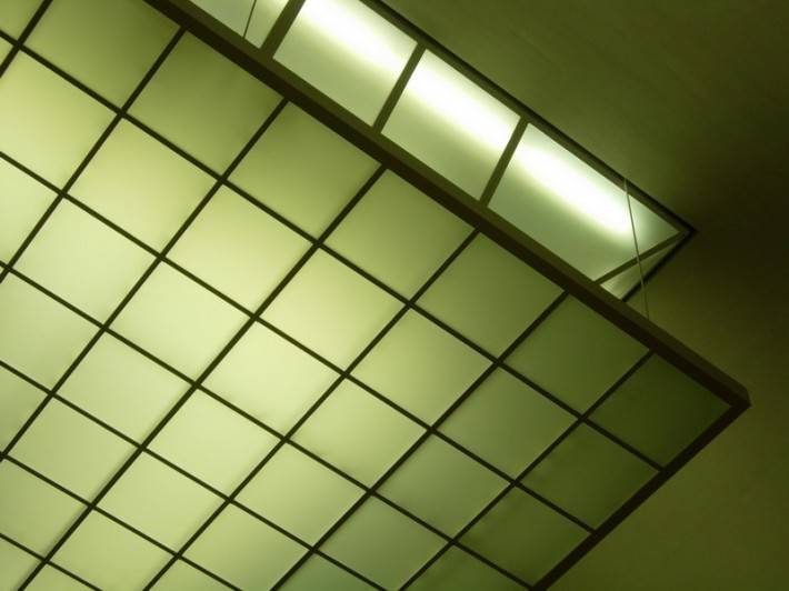 Потолок с использованием стеклянных панелей