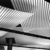 Изогнутый потолок из алюминиевых реек