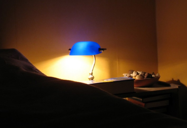 Фото светильника в спальной комнате