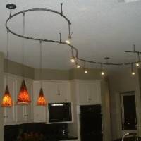 Фото дизайна потолка кухни с необычными светильниками