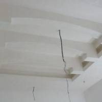 Двухуровневый потолок из гипрока с имитацией балок