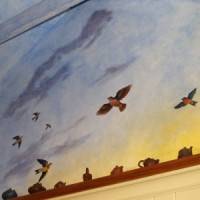 Нарисованное небо и птицы на потолке, декор кувшинами