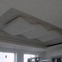 Зигзагообразная конструкция в потолке из гипрока