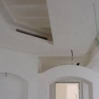 Трапециевидная конструкция в потолке из гипрока