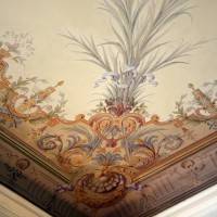 Красивая роспись угла потолка стеблями и золотыми узорами