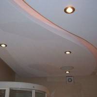 Двухуровневый потолок из гипрока с двумя нишами в ванной