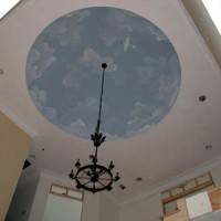 Ниша в потолке из гипрока с росписью в виде неба