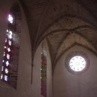 Шестидольный сводчатый потолок из красного кирпича в церкви