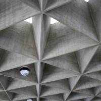 Потолок в стиле конструктивизм с треугольными кессонами