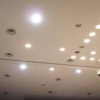 Потолок из гипрока с точеными светильниками