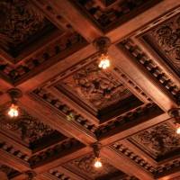 Деревянный потолок — фото 37