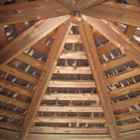 Деревянный потолок — фото 22