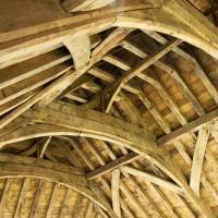 Деревянный потолок — фото 24