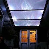 Стеклянный потолок с голубой подсветкой
