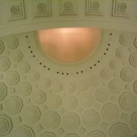 Шестиугольные кессоны на потолке ротонды Национального Архива в Вашингтоне (фото 2)