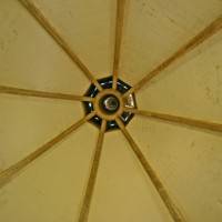 Купол потолка из белого кирпича с деревянными балками