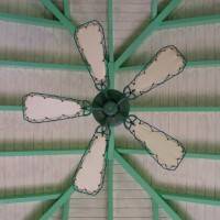Фото потолка из дерева с вентилятором