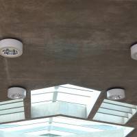 Стеклянная ниша в бетонном потолке