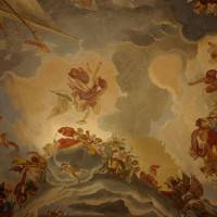 Нарисованный на потолке ангел с венком и корабли