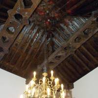 Фотография потолка из дерева в средневековом стиле