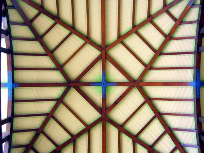Деревянный потолок — фото 62