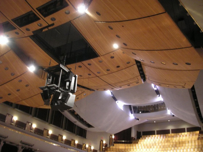 Потолок из дерева в концертном зале