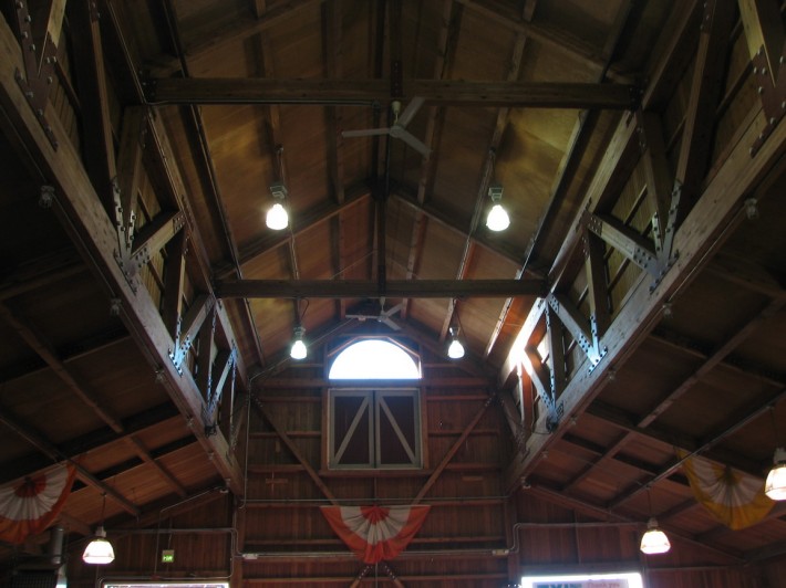 Потолок из дерева в средневековом стиле