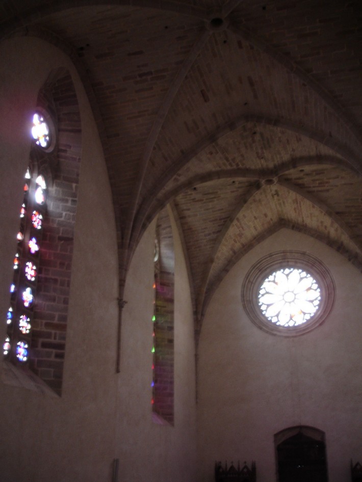 Шестидольный сводчатый потолок из красного кирпича в церкви