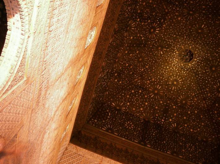 Потолок зала послов в замке Альгамбра в Гранаде