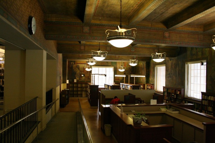 Старинный деревянный потолок с росписью на балках