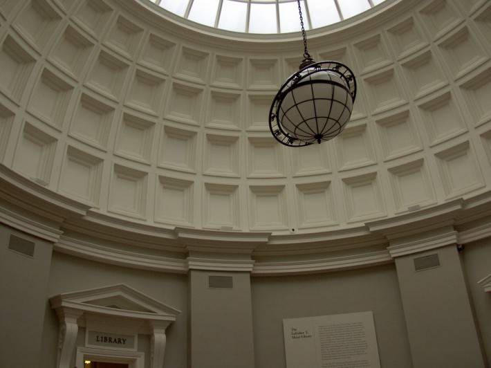 Кессонный потолок со стеклянным куполом
