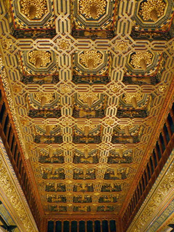 Полихромный потолок дворца Альхаферия в Сарагосе