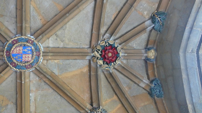 Сводчатый каменный потолок с замковыми камнями на лиернах (фото 2)
