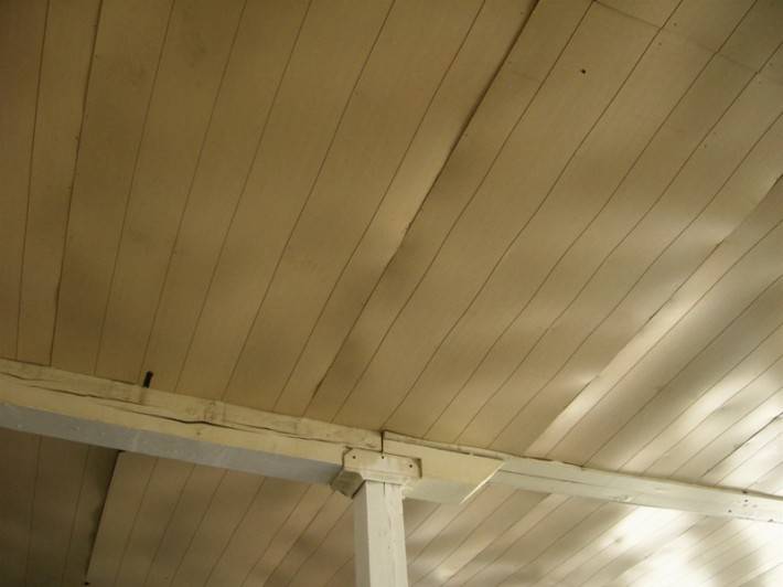 Деревянный потолок — фото 66