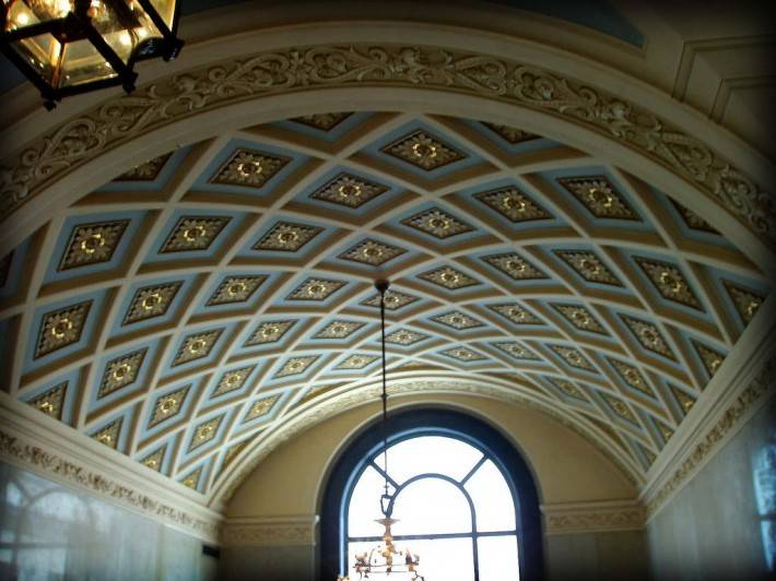 Лакунарный потолок нефа с лепным декором