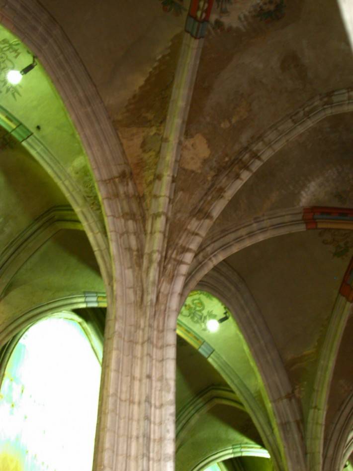 Средневековый каменный сводчатый потолок с росписью