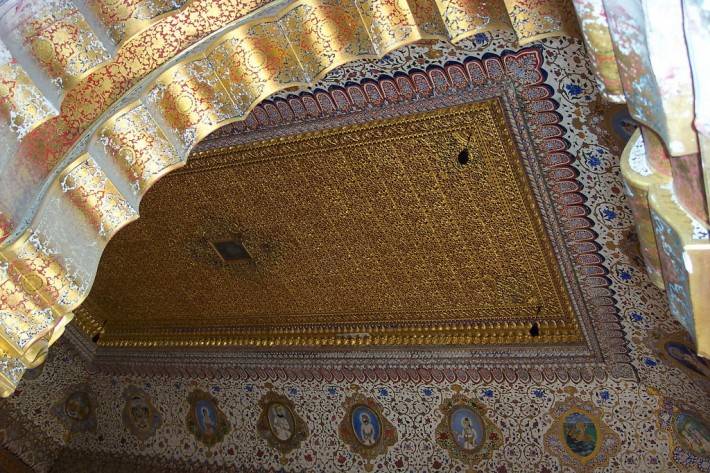 Потолок в крепости Мехрангарх в Индии
