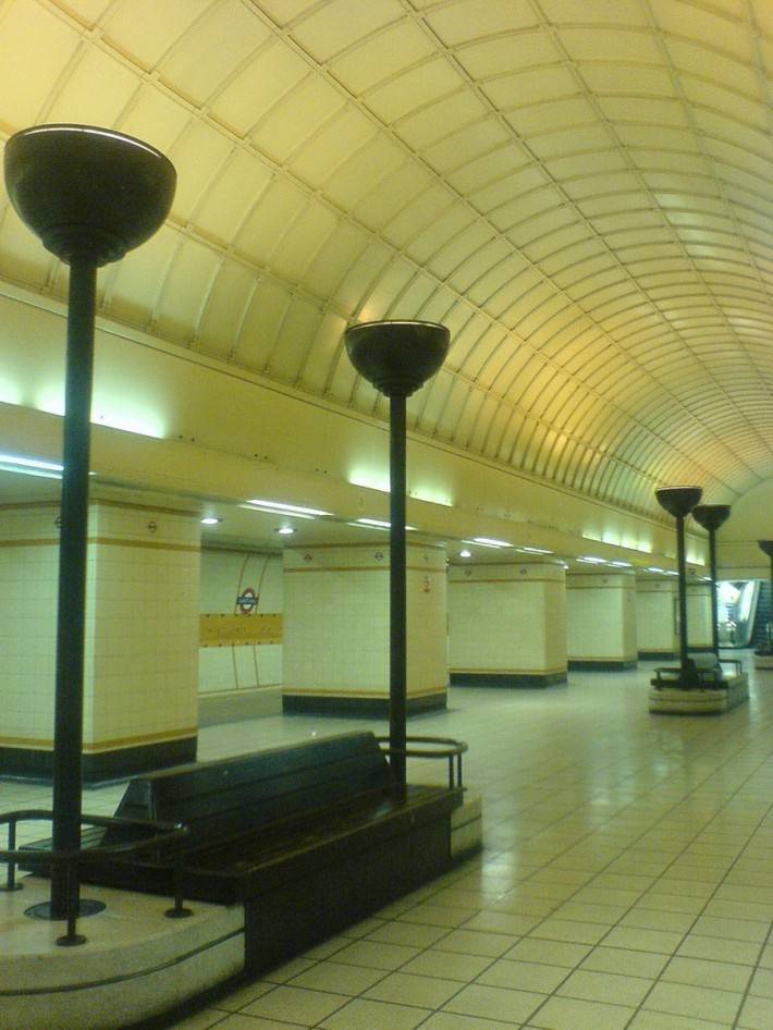 Фото металлического кессоного потолка в метро