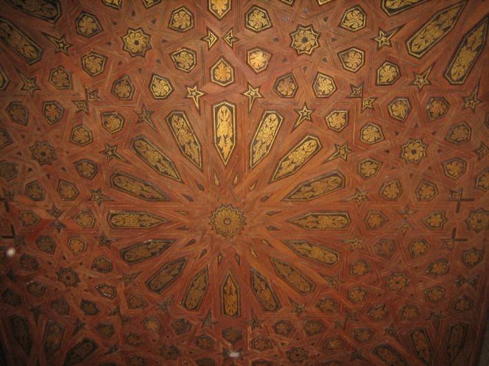 Потолок в замке Альгамбра в Гранаде