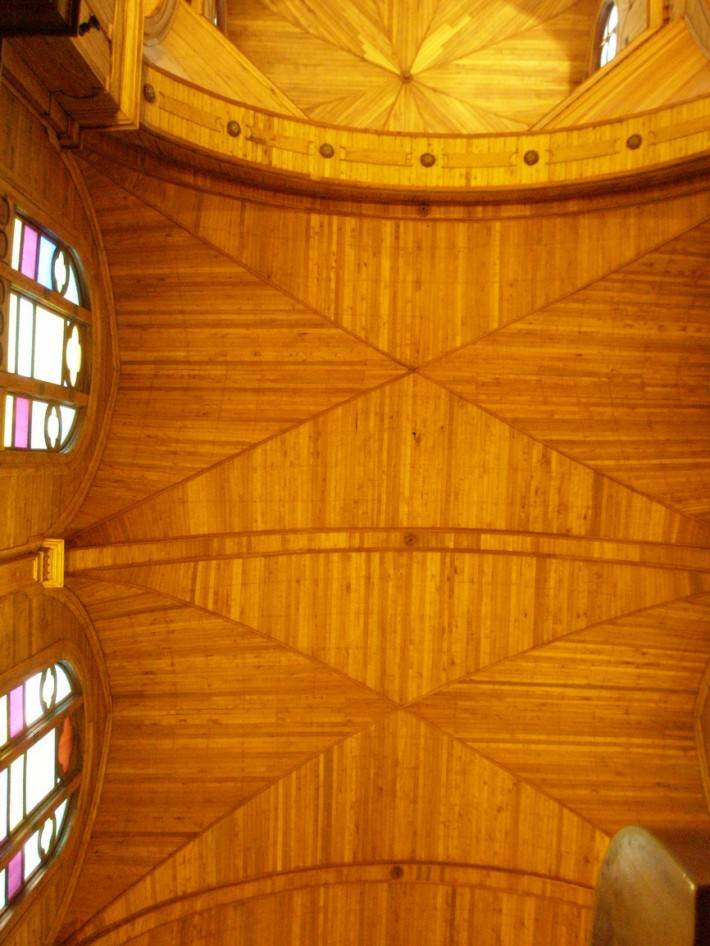 Фото потолка из деревянных реек
