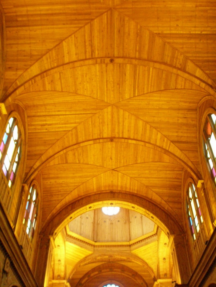 Деревянный потолок — фото 43
