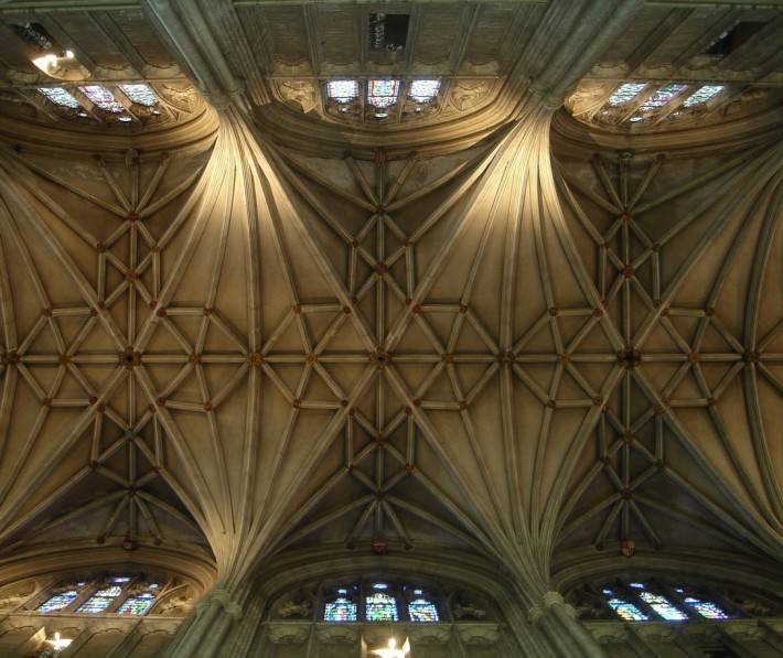 Каменный потолок и колонны с лепниной в Кентерберийском соборе (фото 3)