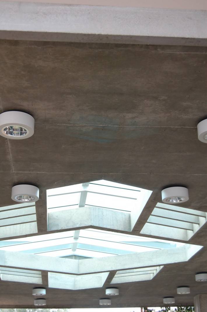 Стеклянная ниша в бетонном потолке