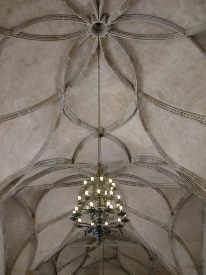 Каменный потолок декорирован лепниной в виде лент