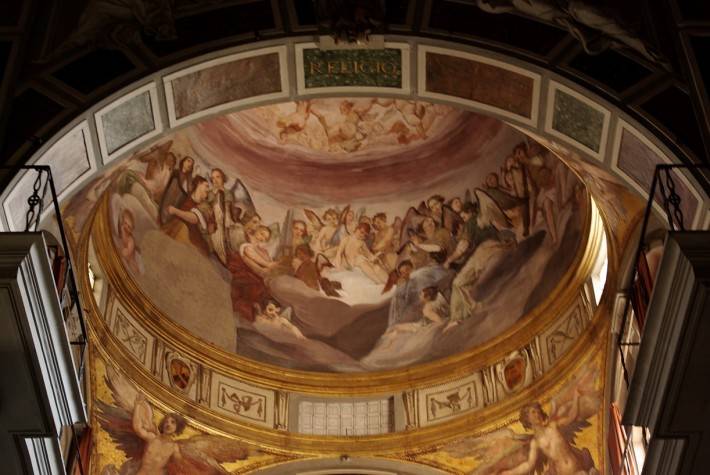 Фреска на потолке храма с ангелами на небесах
