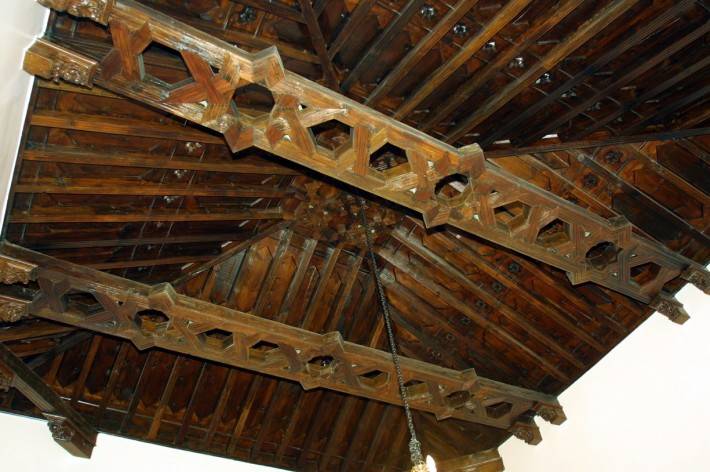 Деревянный потолок — фото 107