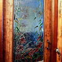 Украшение витражом двери со стеклом