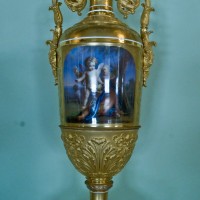 Фотография старинной вазы из Михайловского замка