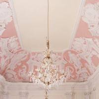 Розовый потолок в стиле рококо