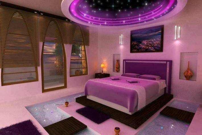 Двухуровневый потолок с фиолетовой подсветкой